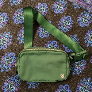 Lululemon Everywhere Belt Bag Evergreen
